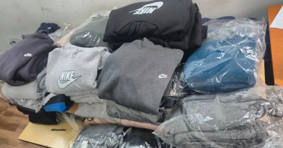 (ФОТО) ПРИВЕДЕНИ ДВЕ ЛИЦА: Запленета брендирана стока и разновиден алат