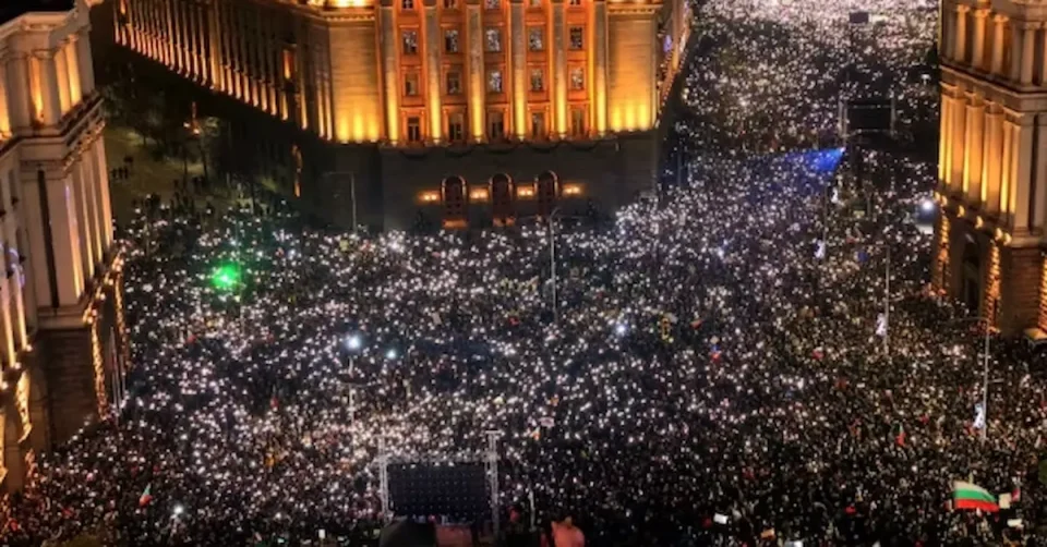 (ВИДЕО) МАСОВНИ ПРОТЕСТИ ВО СОФИЈА: Стотици илјади граѓани бараат оставка од владата