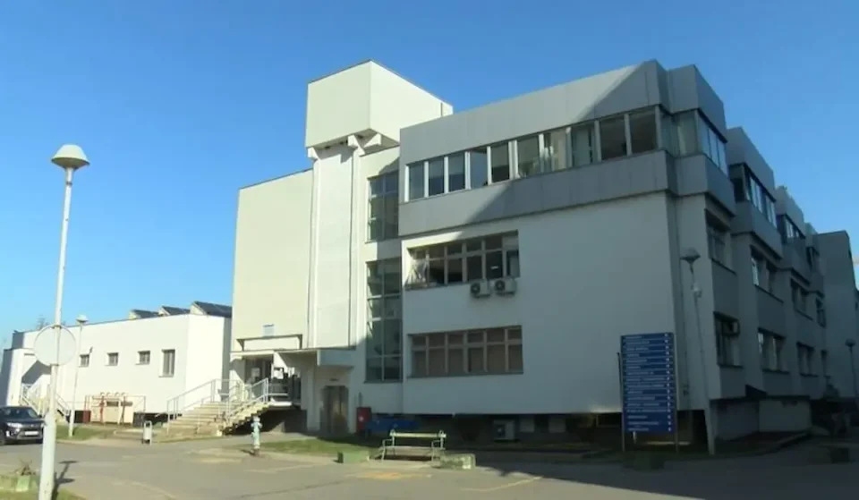 ДРОГИРАЛ И ЗЛОСТАВУВАЛ МАЛОЛЕТНИ ПАЦИЕНТИ: Уапсен детски психијатар во Осиек – конфискувана значителна количина дрога при претресот