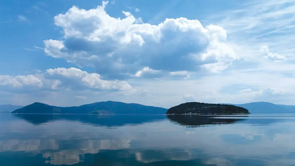 ПО ПОВЛЕКУВАЊЕТО НА ПРЕСПАНСКОТО ЕЗЕРО: Евидентирани 11 археолошки локалитети, меѓу нив и средновековен благороднички имот од 14 век!