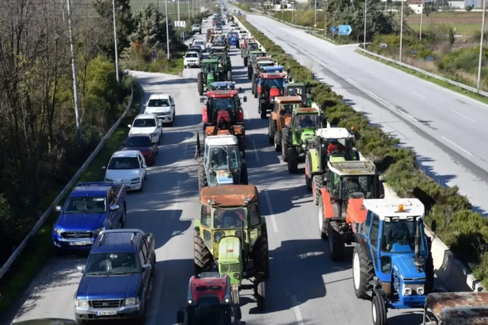БЛОКАДА НА ЕВЗОНИ: Земјоделците протестираат поради ниски пазарни цени и доцнења во плаќањата