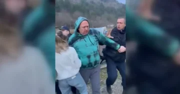 (ВИДЕО) Мис ,,краварката” се судри со полицијата: Хаос во Крива Паланка