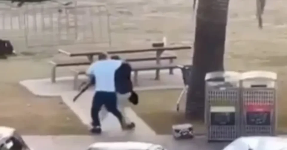 (ВИДЕО) ХЕРОЈ: Случаен минувач го совлада и разоружа еден од напаѓачите на плажа во Сиднеј