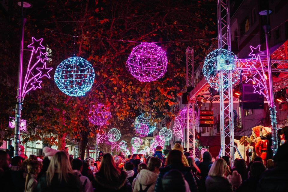 (ФОТОГАЛЕРИЈА) ШТИП ВО ПРАЗНИЧЕН СЈАЈ: Започна новогодишната бајка под Исарот