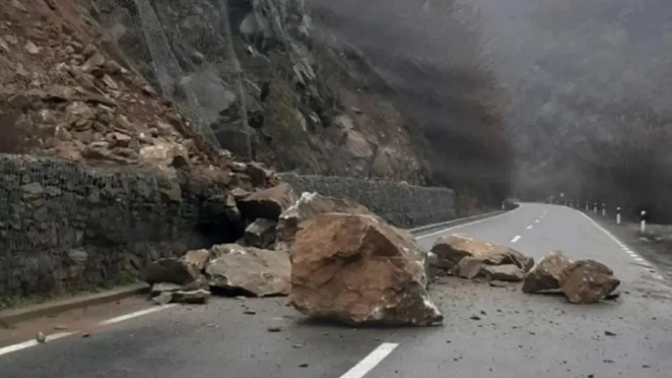 Одрон на патот Охрид – Св. Наум, сообраќајот се одвива по една лента