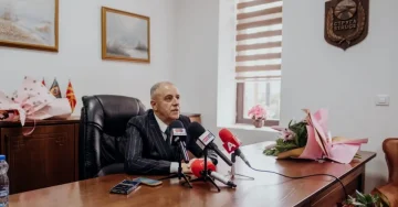 Прекршочна постапка против градоначалникот на Струга: Мицкоски го критикува поради отсуство на македонското знаме