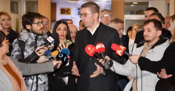 Мицкоски денеска одговарајќи на новинарски прашања го повтори ставот на Владата во однос на зголемувањето на минималната плата.