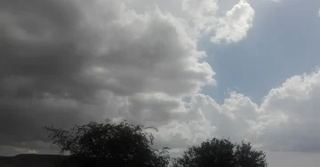 Времето денеска ќе биде променливо облачно, попладне и во текот на ноќта ќе има повремени локални врнежи од дожд, а на