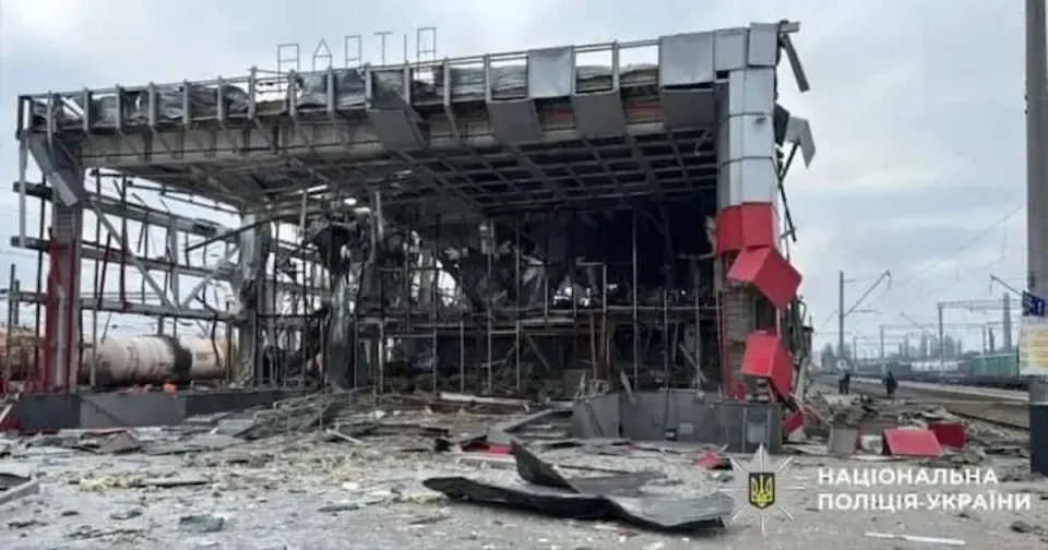 (ВИДЕО) РУСИЈА ЈА ИНТЕНЗИВИРА ОФАНЗИВАТА: Погодена клучна железничка инфраструктура во близина на Киев