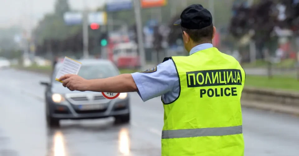 МАЛОЛЕТНИК СЕ ШЕТАЛ СО ПИШТОЛ: Полицијата го фатила за време на рутинска контрола во Скопје