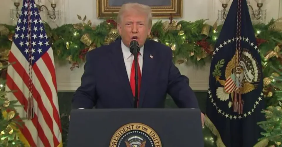 ТРАМП СЕ ОБРАТИ НА НАЦИЈАТА: Го критикуваше Бајден, се пофали дека ја извлекол економијата од „работ на пропаст“