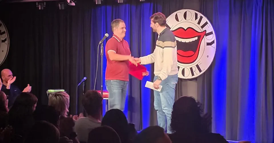 Кумановецот Влад Илиќ, најдобар стенд ап комичар во Велика Британија за 2025