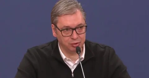 (ВИДЕО) НЕМОЈТЕ ДА ДОФРЛАТЕ, ЌЕ ВЕ НАУЧАМ НА РЕД: Вучиќ го изгуби трпението, српскиот претседател распали со навреди и закани кон новинари