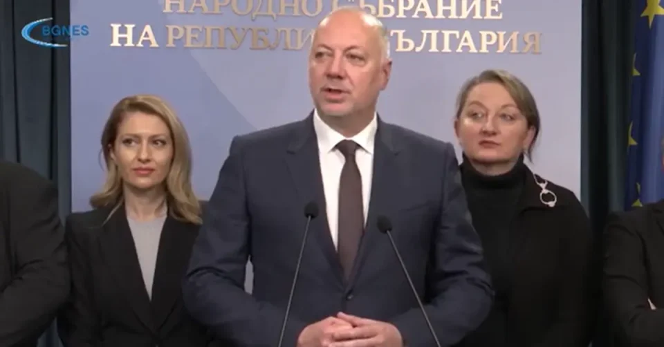 (ВИДЕО) ПАДНА ВЛАДАТА ВО БУГАРИЈА: Премиерот Жељазков соопшти дека неговиот кабинет поднесува колективна оставка