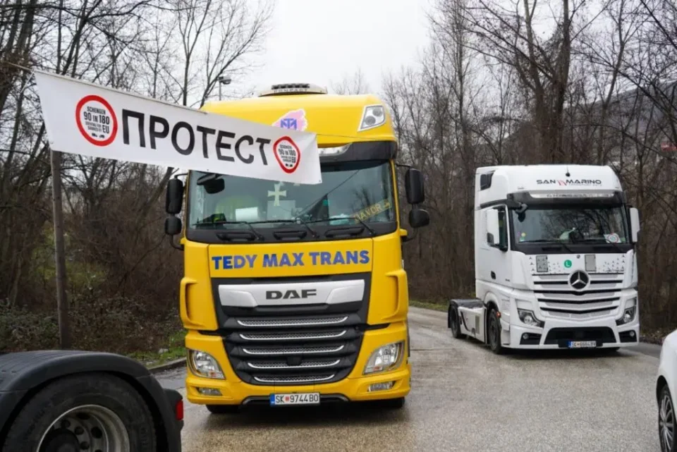 ПО ЧЕТИРИ ДЕНА ЗАСТОЈ: Македонските превозници ги повлекоа блокадите