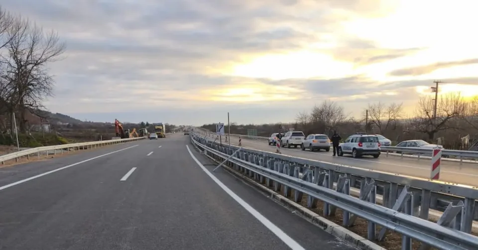 ВЛАЖНИ КОЛОВОЗИ И СНЕГ НА ПОВИСОКИТЕ ПРЕДЕЛИ: АМСМ апелира на внимателно возење