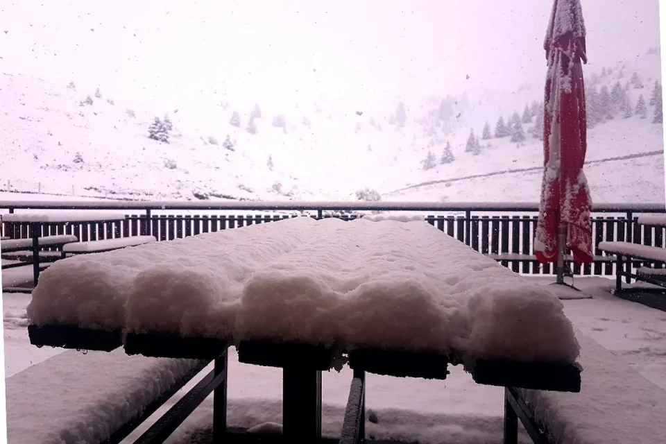 СОСТОЈБАТА СЕ СТАБИЛИЗИРА: Нема врнежи, патиштата се проодни – локални интервенции низ земјава