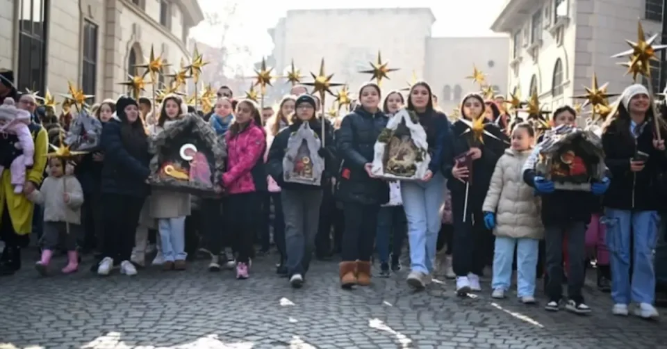 ДЕНЕС Е БАДНИК: Коледарите го најавуваат Христовото раѓање