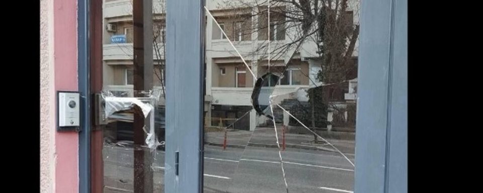 МВР: Пријавено оштетување на влезната врата на бугарската амбасада, непознато лице удрило со рака