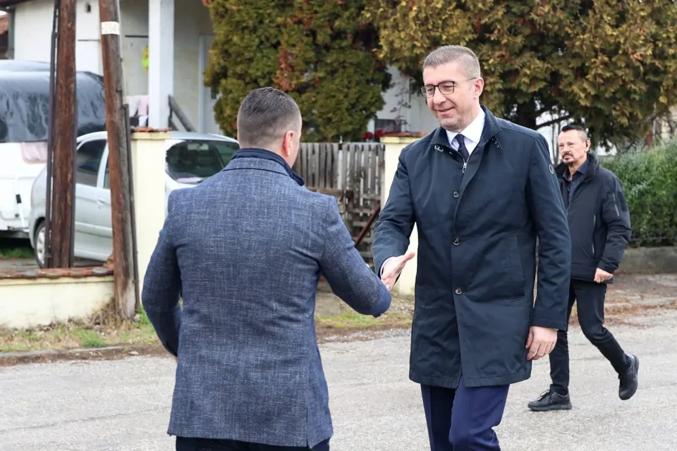 (ФОТОГАЛЕРИЈА) МИЦКОСКИ И СТЕФКОВСКИ НА ТЕРЕН: Камен-темелник за нова спортска сала во ООУ „Григор Прличев“