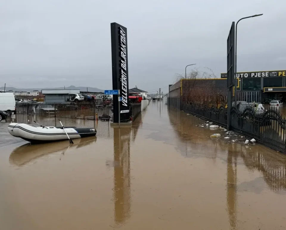 ПОПЛАВИ ВО КОСОВО: Курти уверува дека ситуацијата е под контрола