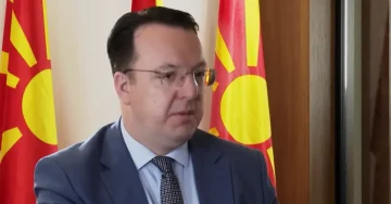 возможно е да се владее на поинаков начин, да се носат одлуки, а истовремено да не се потклекнува пред никого и да ги зачуваме македонските национални интереси