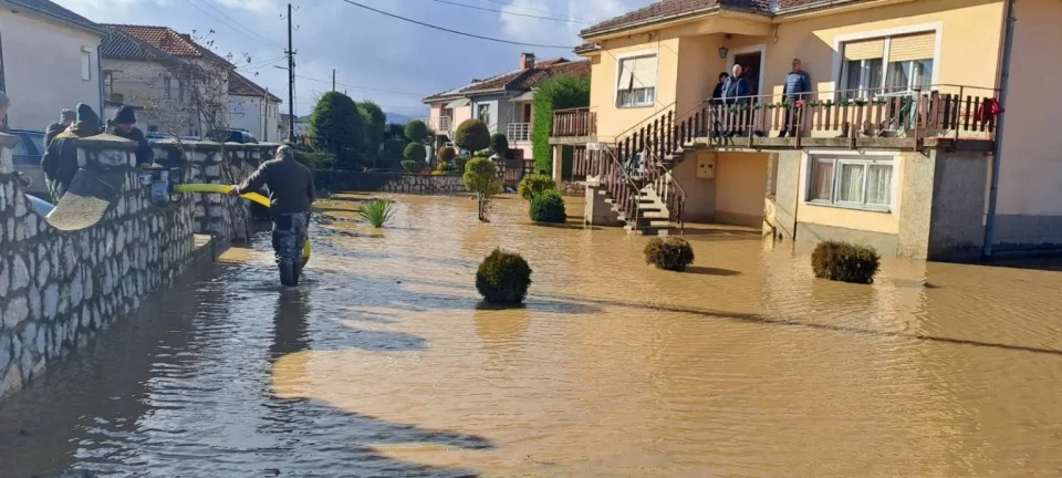 ПОПЛАВИ ВО МАКЕДОНИЈА: Со пумпа се вади навлезената вода по подрумите, куќите и објектите