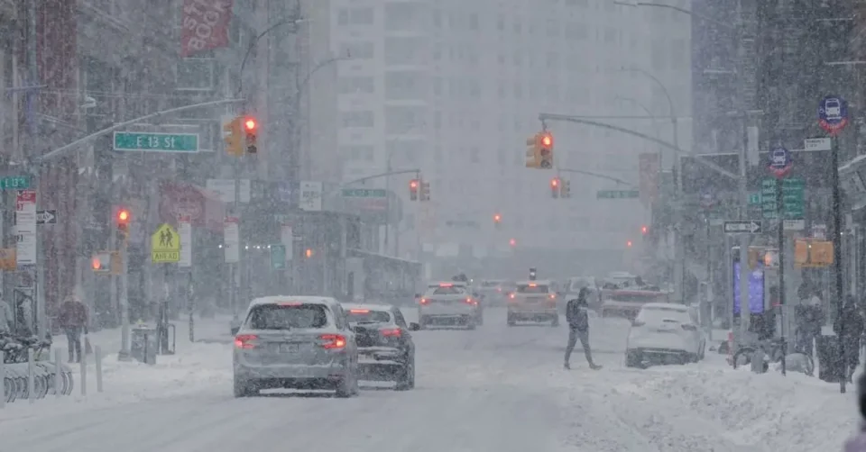 (ВИДЕО) ВОНРЕДНА СОСТОЈБА ВО НАД 20 АМЕРИКАНСКИ ДРЖАВИ: Снежната бура го парализира јужниот дел на САД