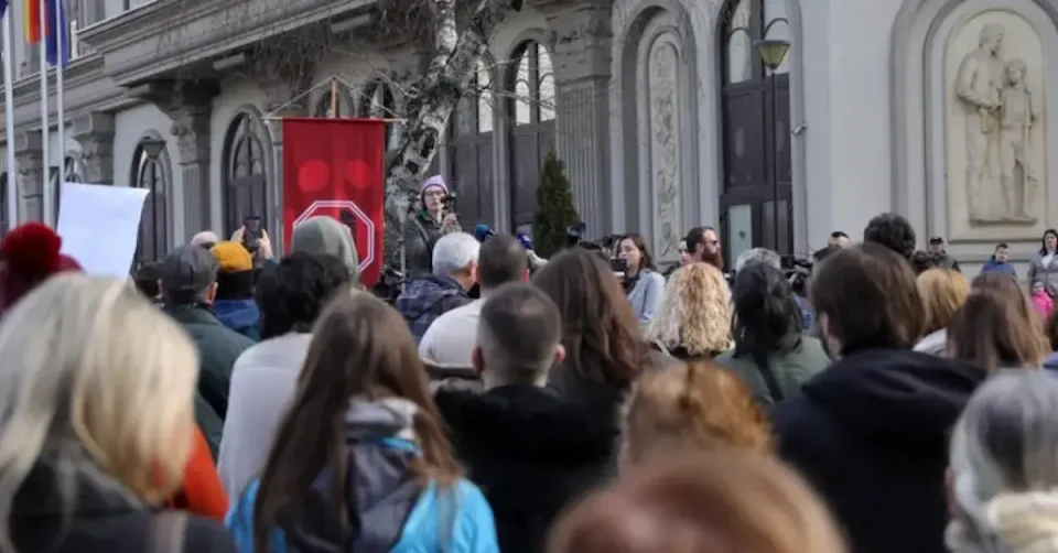 „Стоп за Усје“: Екоактивисти и граѓани на протестен марш против загадувањето на цементарницата