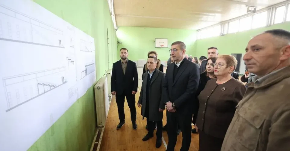 (ФОТО) Пуштена во употреба реконструираната гимназија „Кирил Пејчиновиќ“ во Тетово: Аирлија, нека е со среќа, да се множат уште вакви успешни проекти, изјави премиерот