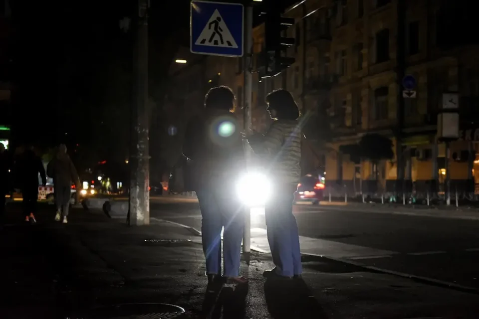 СТАНУВА НЕПОДНОСЛИВО: Зеленски прогласи вонредна состојба по руските удари врз Киев