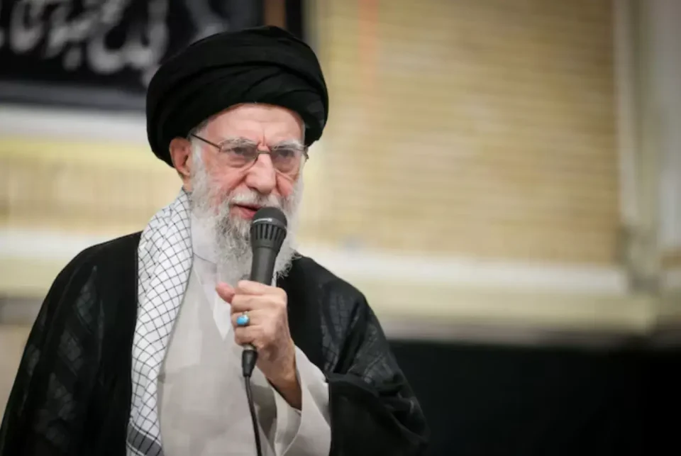 ХАМНЕИ Е МРТОВ: Израел тврди дека телото на ајатолахот е пронајдено во урнатините во Техеран