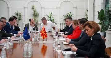 Владата вечерва одржа состанок