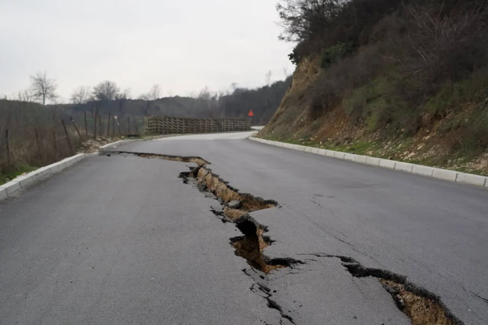 ПАТОТ КОН ТЕФЕРИЧ Е ЗАТВОРЕН ЗА СООБРАЌАЈ: Мицевски и Стаменкоска Трајкоска на терен