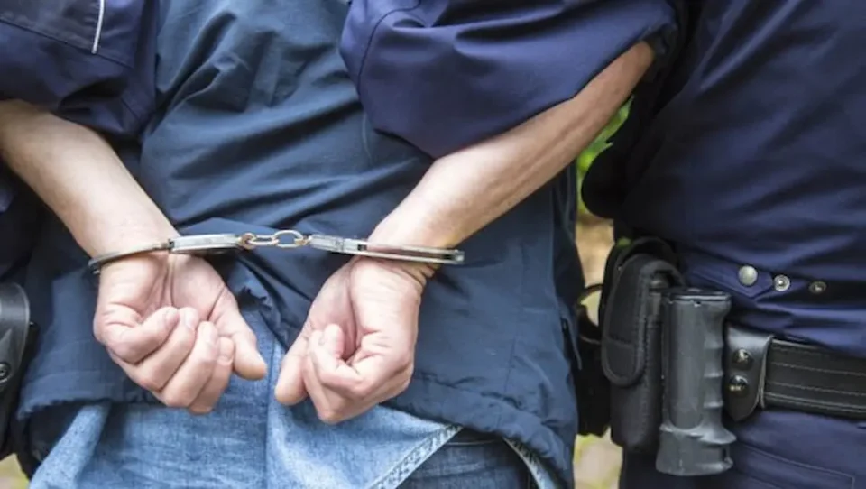 ПРОНАЈДЕНА МАРИХУАНА И БЕЛА ГРУТЧЕСТА МАТЕРИЈА: Осум лица лишени од слобода на повеќе локации во Скопје