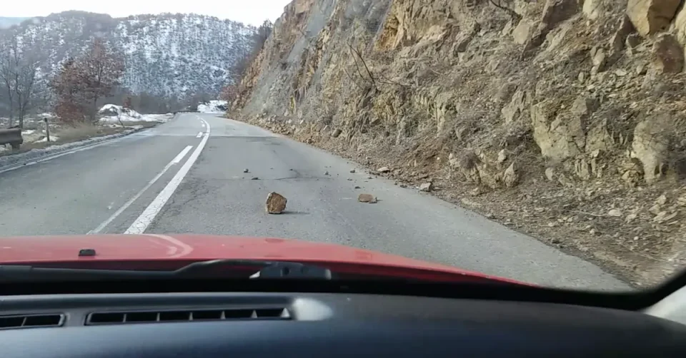 Поради одрон на патниот правец Катланово – Велес, сообраќајот се одвива по една коловозна лента