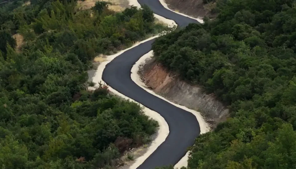 Мицкоски: Реконструиран локалниот пат село Корешница – село Челевец во Општина Демир Капија