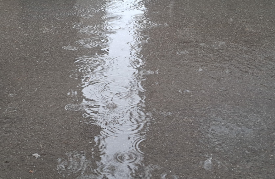 Во изминатите девет часа најмногу дожд во Гевгелија, Штип и Попова Шапка, до крајот на денот се очекува висок водостој на Вардар, Црна и на Треска