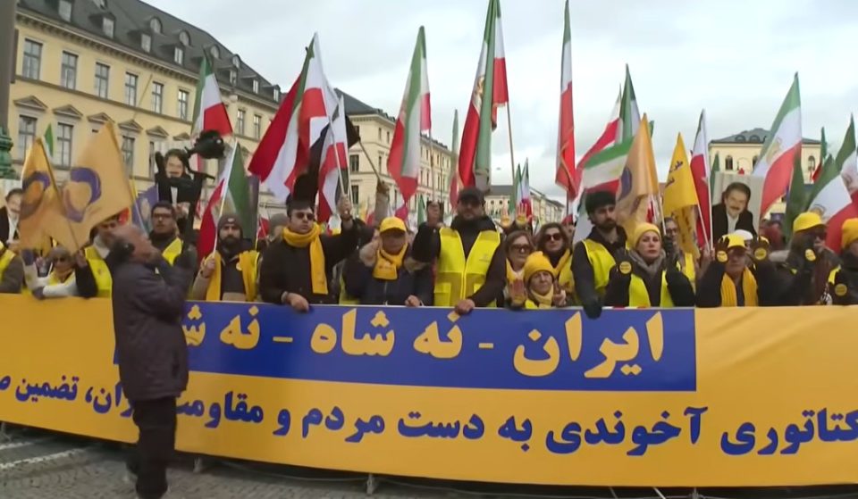 Околу 200.000 демонстранти се собраа во Минхен против иранскиот режим