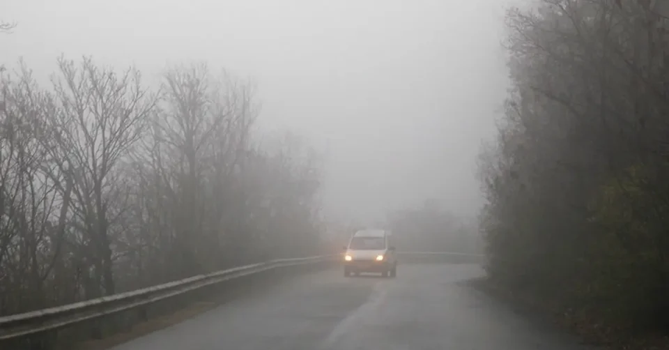 Влажни коловози и магла: Намалена видливост до 100 метри на Стража и Маврово