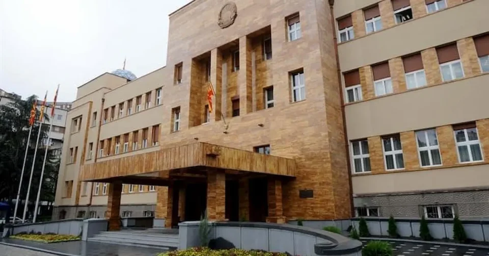 Намалување на платите на пратениците и функционерите изгласано во Собранието