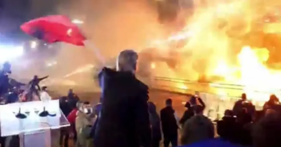 НАСИЛСТВО НА ПРОТЕСТОТ ВО ТИРАНА: Повредени се полицајци и новинари