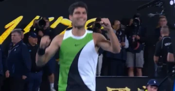 Најдобриот светски тенисер Карлос Алкараз за првпат во кариерата триумфираше на Австралија опен откако во финалето со