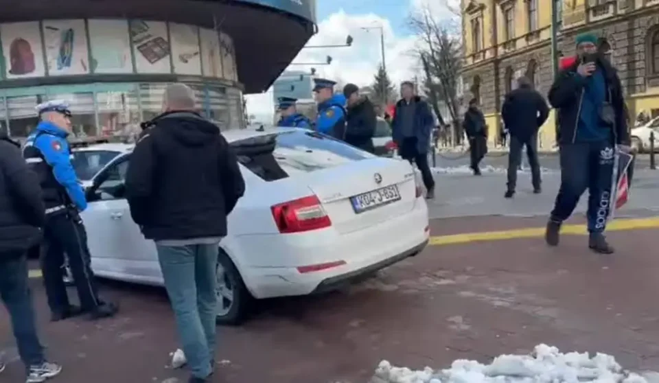 (ВИДЕО) ДРАМА НА ПРОТЕСТИТЕ ВО САРАЕВО: Маж со автомобил се упатил кон толпата – спречена голема трагедија!