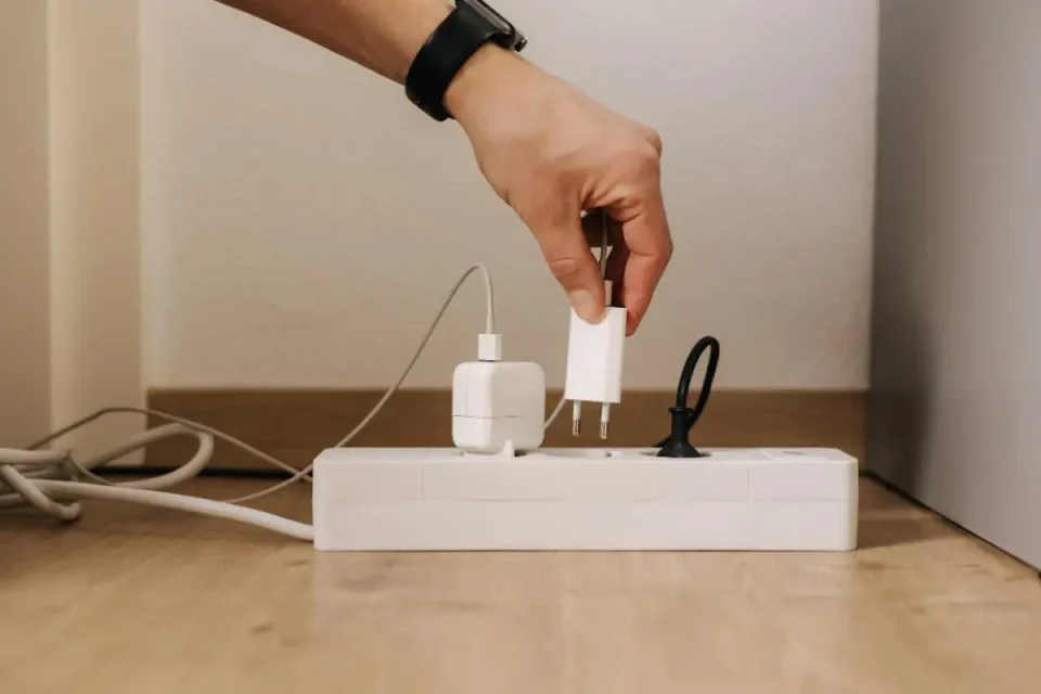 СЕ ОБИДЕЛ ДА ГО НАПАДНЕ, ЗАВРШИЛ СО ОШТЕТЕН ДОМ: Драма на Бит Пазар, приведен 41-годишник од Скопје