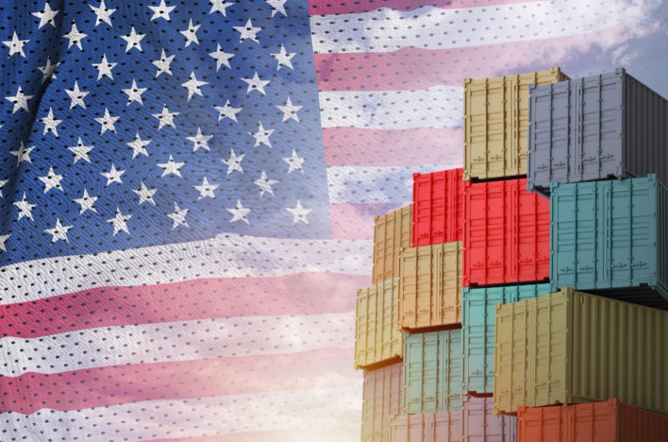 Трамп ги зголемува новите царини од 10 на 15%