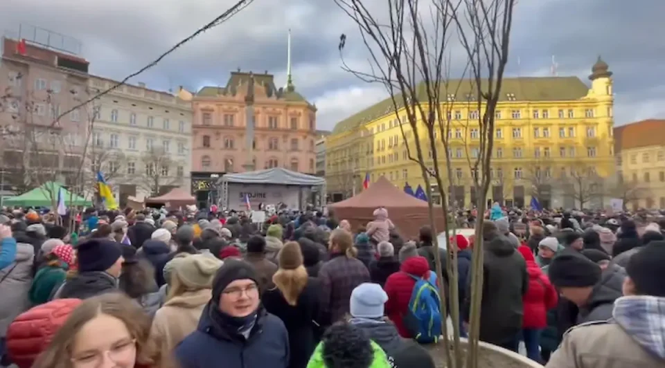 (ВИДЕО) ПРОТЕСТИ НИЗ ЧЕШКА: Поддршка за претседателот Павел во спорот со владејачката коалиција