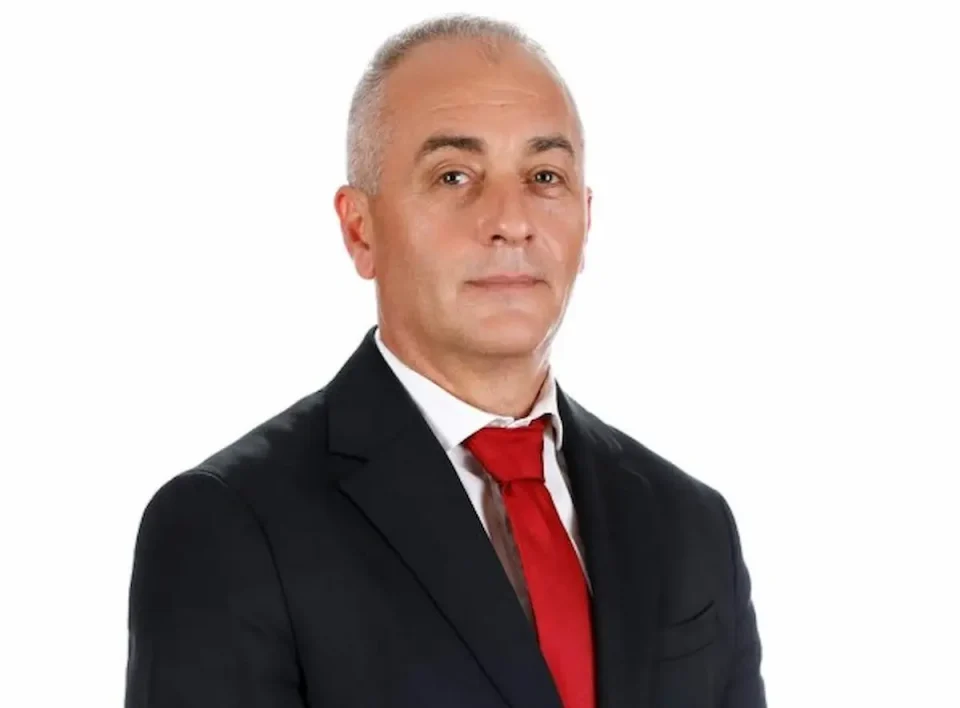 Пратеникот Иванов до Јон Фрчкоски: Зад вас има скандал со дрога, зарем така водите политика за младите?