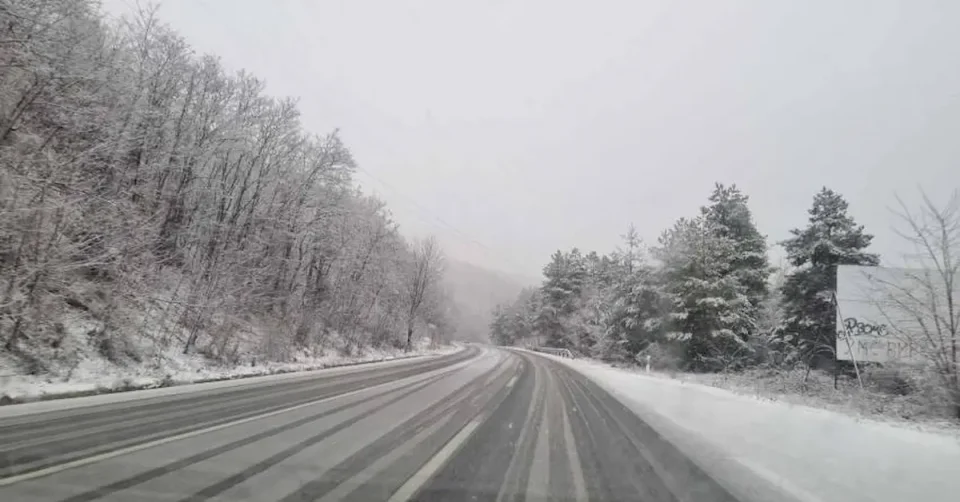 АМСМ: Сообраќајот на државните патишта се одвива во зимски услови – намалена видливост на Плетвар