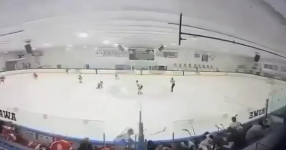 (ВИДЕО) ПУКАЊЕ НА МЛАДИНСКИ ХОКЕАРСКИ НАТПРЕВАР ВО САД: Има загинати и повредени